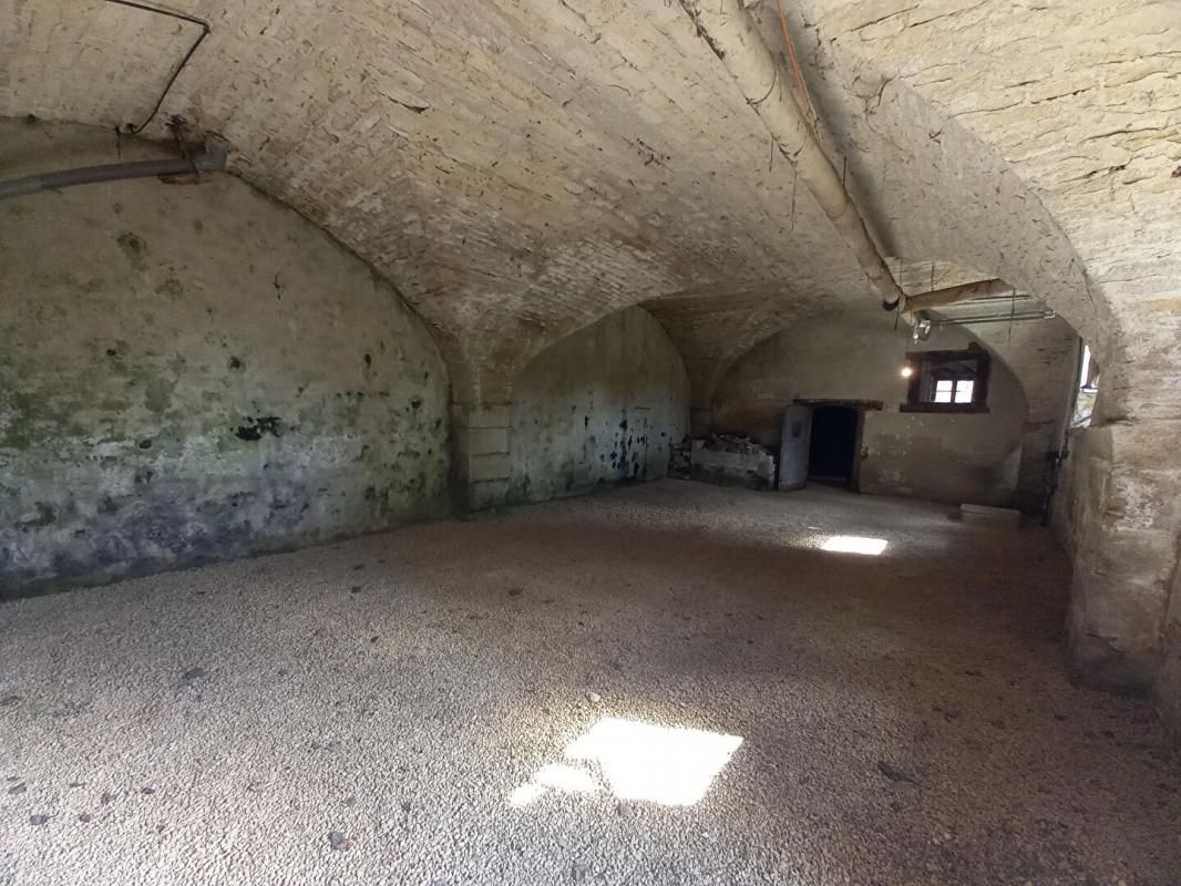 PORT-SUR-SAONE Maison 10 pièces de 240 m2 sur 5 ares 23 de terrain à 116 000 euros 3