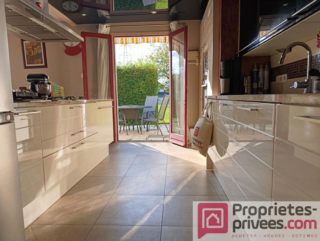 BESANCON Maison familiale située sur BESANCON-EST proche accès rapide aux commerces, collèges, lycées et Forêt de Chailluz. avec190 m2 environ habitables répartis sur 2 niveaux, 2 Garages et terrain plat 2