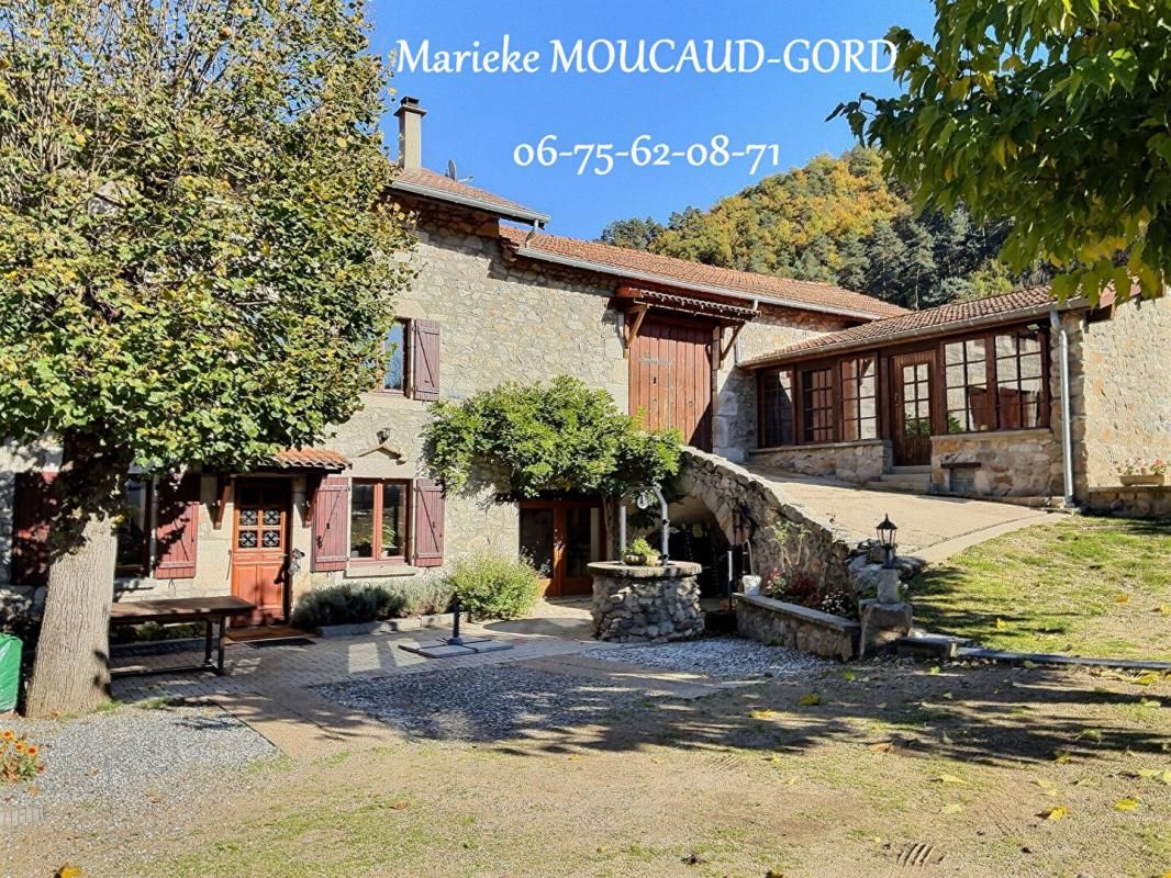 BEAUZAC Beauzac 43590 Maison en pierre rénovée 150 m²  4 chambres terrain clos 1489m² 2