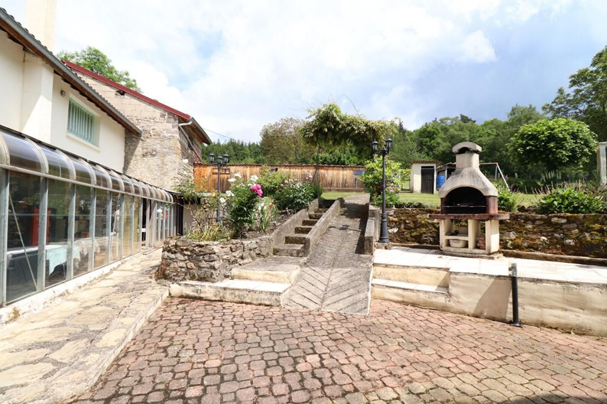LE BRUGERON Maison Marat 8 pièces +/-170 m2 + 2ha700 de terrain (prairie et bois)+ grange 4