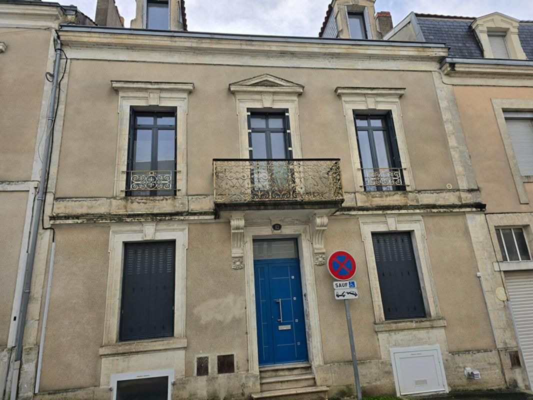 Maison de ville 10 pièce(s), 217 m2, sur un terrain paysagé de 283 m²