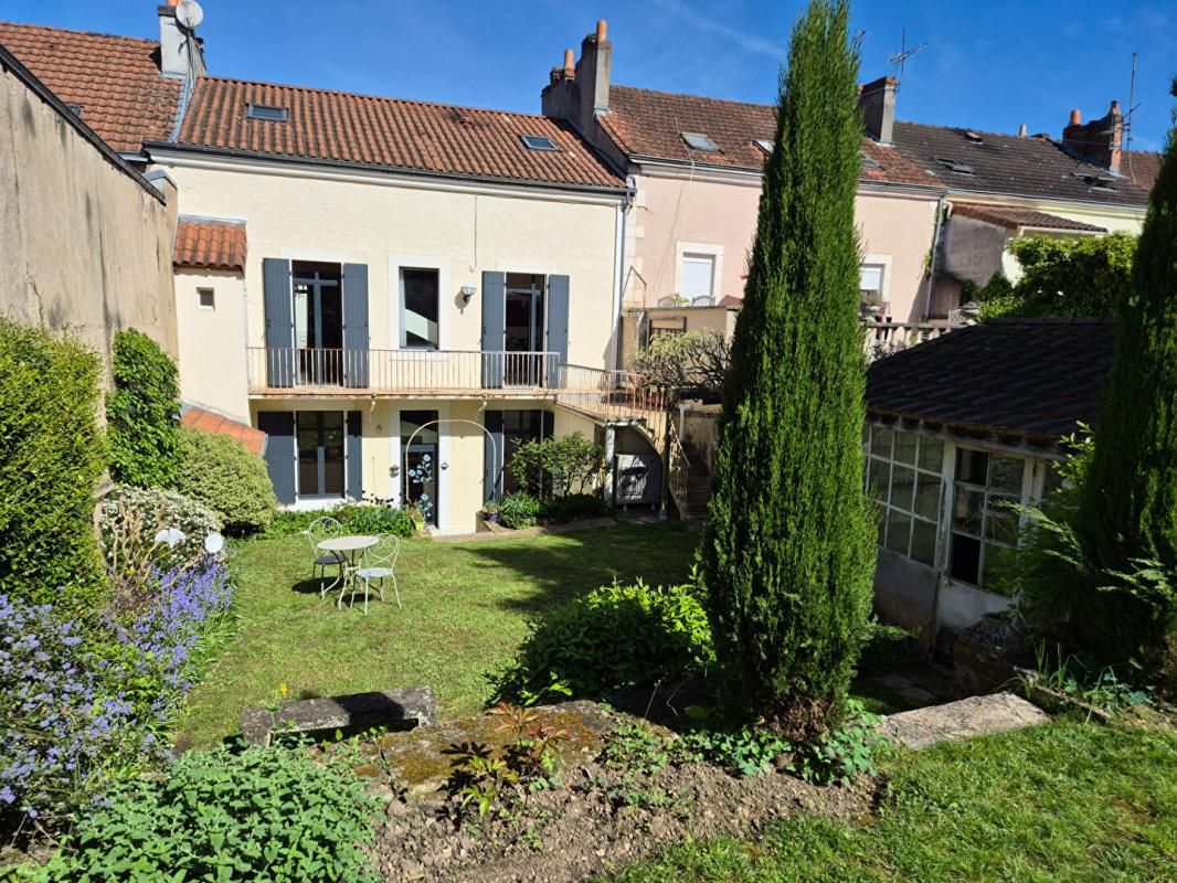 PERIGUEUX Maison de ville 10 pièce(s), 217 m2, sur un terrain paysagé de 283 m² 2