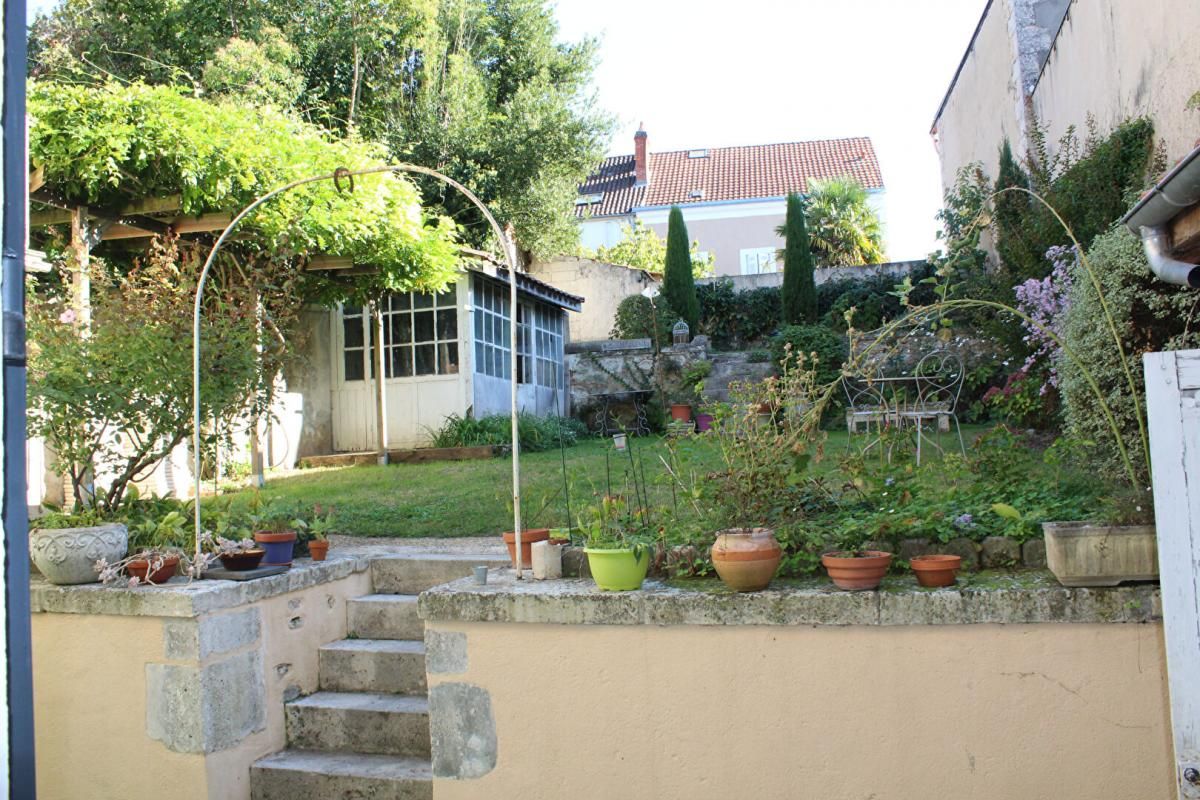PERIGUEUX Maison de ville 10 pièce(s), 217 m2, sur un terrain paysagé de 283 m² 3