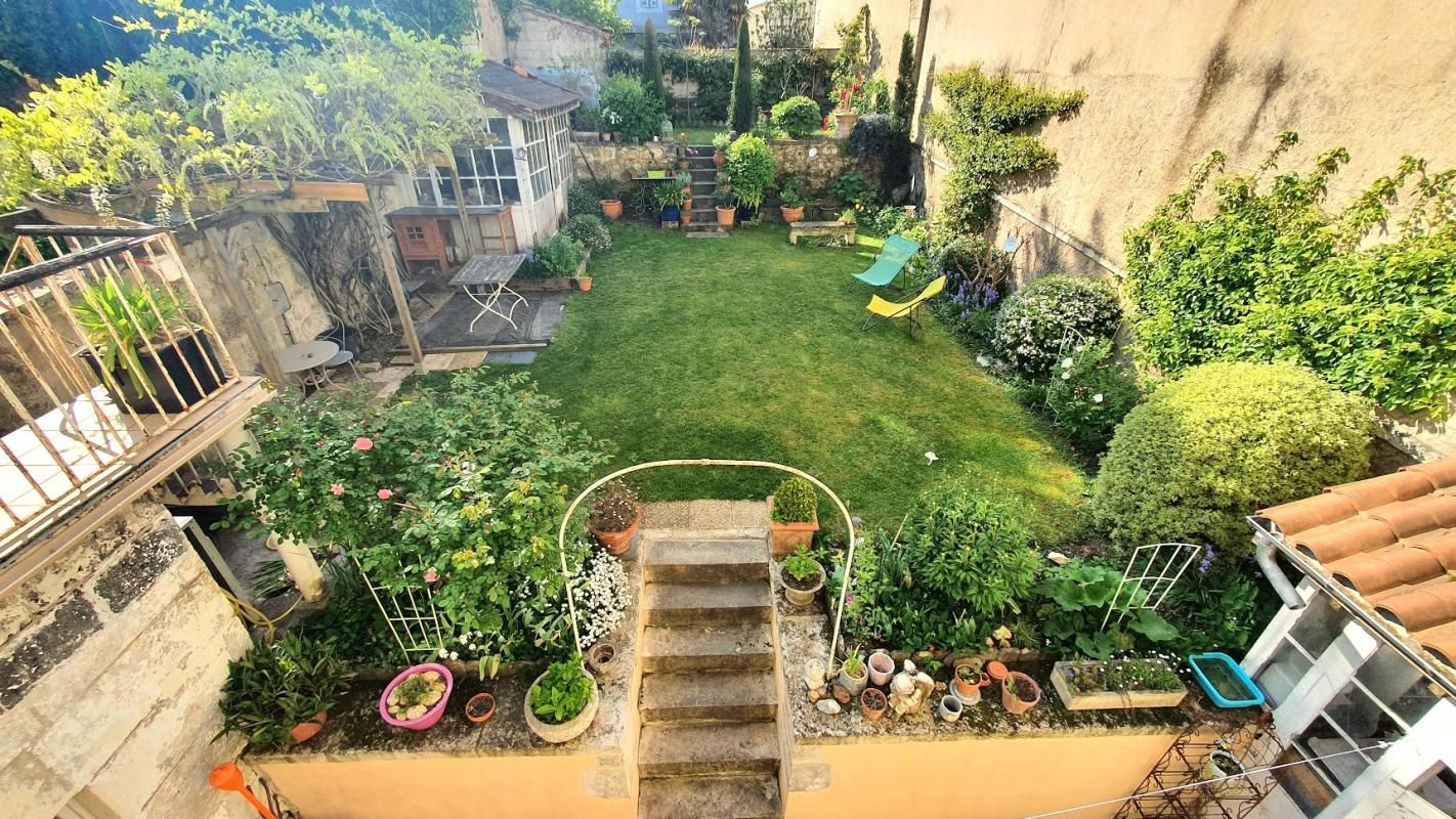 PERIGUEUX Maison de ville 10 pièce(s), 217 m2, sur un terrain paysagé de 283 m² 4