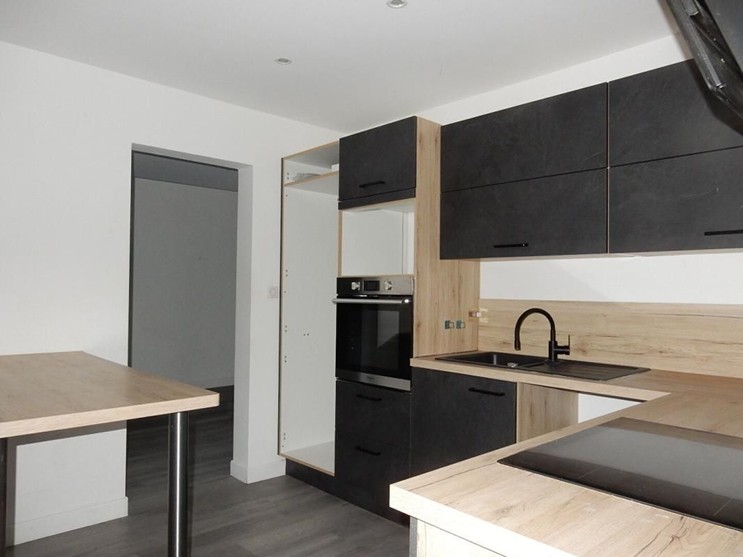 LE PUY-EN-VELAY Le Puy-En-Velay 43000 bel appartement traversant entièrement rénové de 74,5 m², 4 pièces dont 3 chambres 2