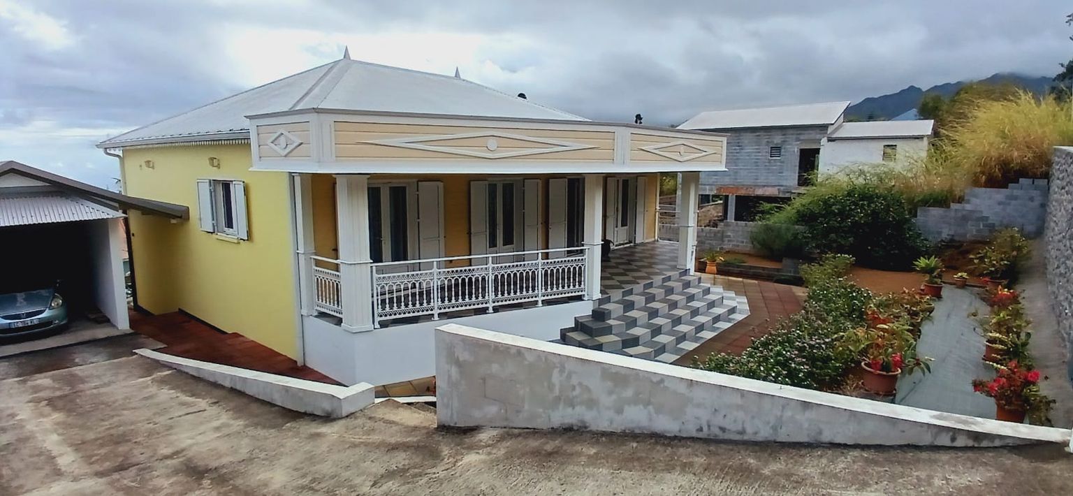 Villa F 4 de 118 m² sur un terrain de 618 m² située à Pont d'Yves 97430 LE TAMPON