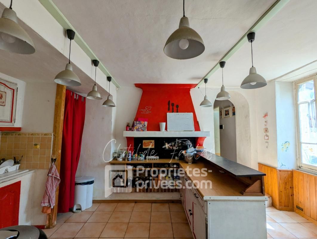 Maison avec dépendances et cour à Travaillan - Beau potentiel