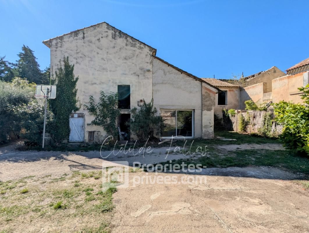 TRAVAILLAN Maison avec dépendances et cour à Travaillan - Beau potentiel 3