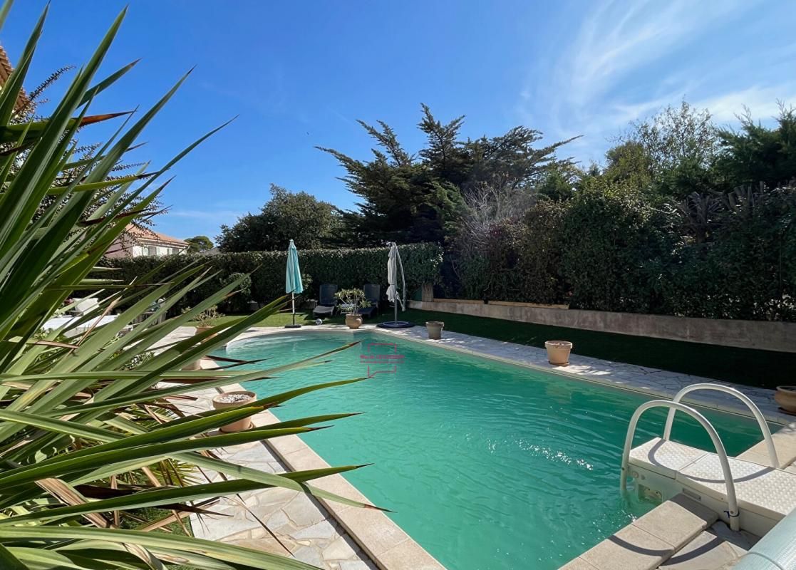 Villa T6 individuelle contemporaine avec piscine et double garage