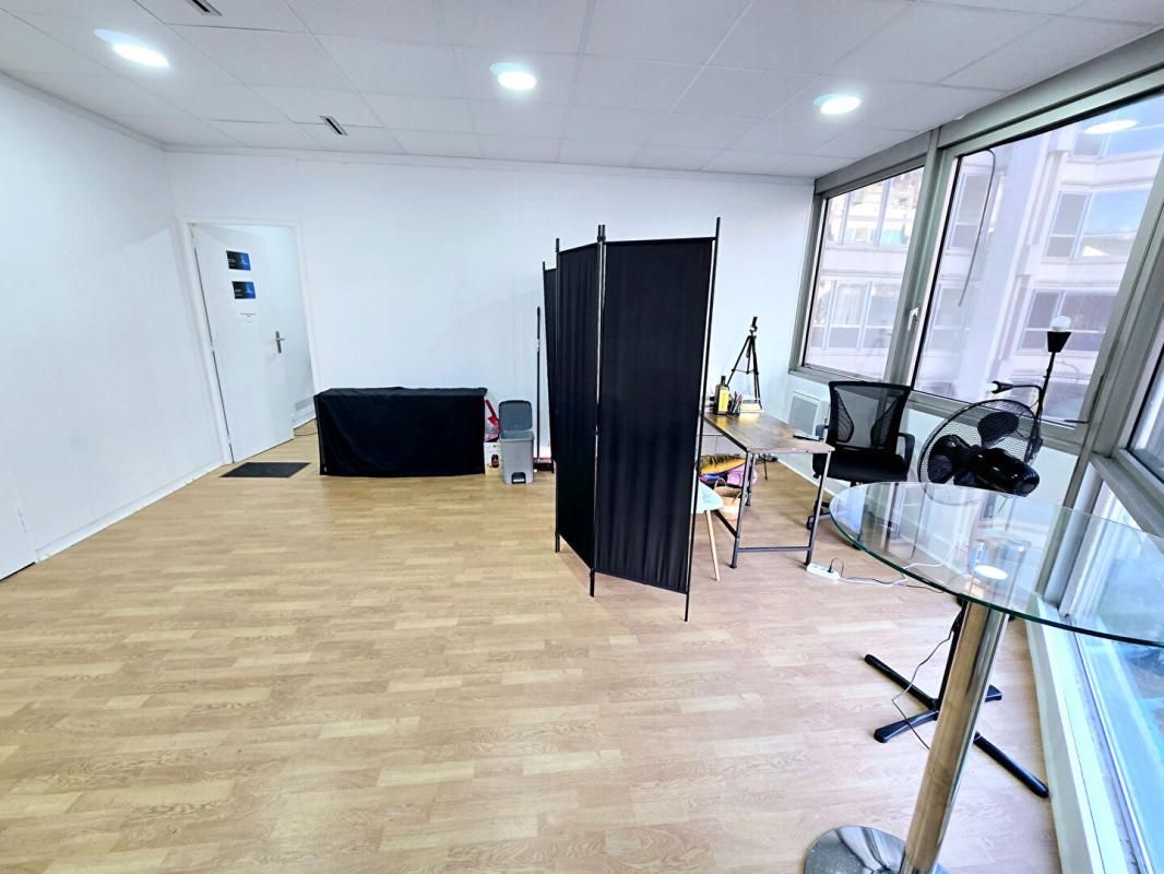 NOISY-LE-GRAND 93160 Noisy le grand- Secteur Mont d'Est - Murs loués, Bureaux - 72 m² , Quartier d'affaires 3