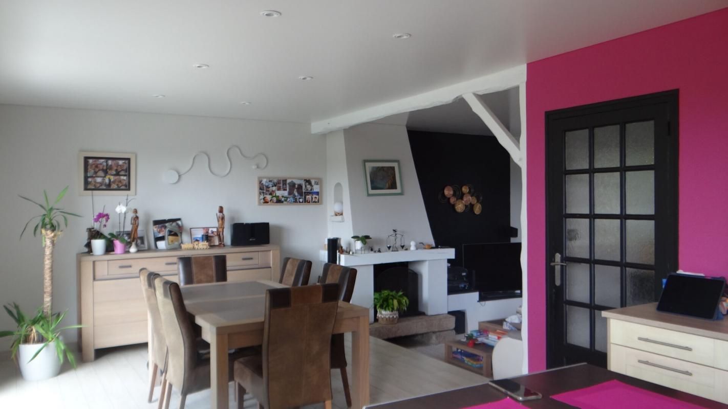 Maison  St Crespin . 6 P . 4 Ch . Bureau . 95 M² . T 1289 M² . Garage double, lingerie, salle de jeux, bureau
