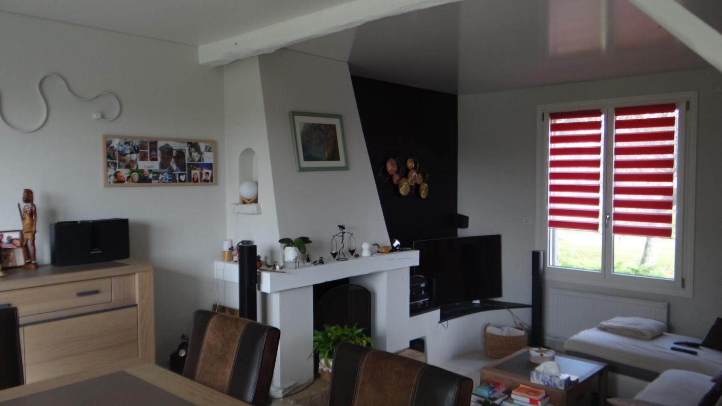 SAINT-CRESPIN-SUR-MOINE Maison St Crespin . 6 P . 4 Ch . Bureau . 95 M² . T 1289 M² . Garage double, lingerie, salle de jeux, bureau 2