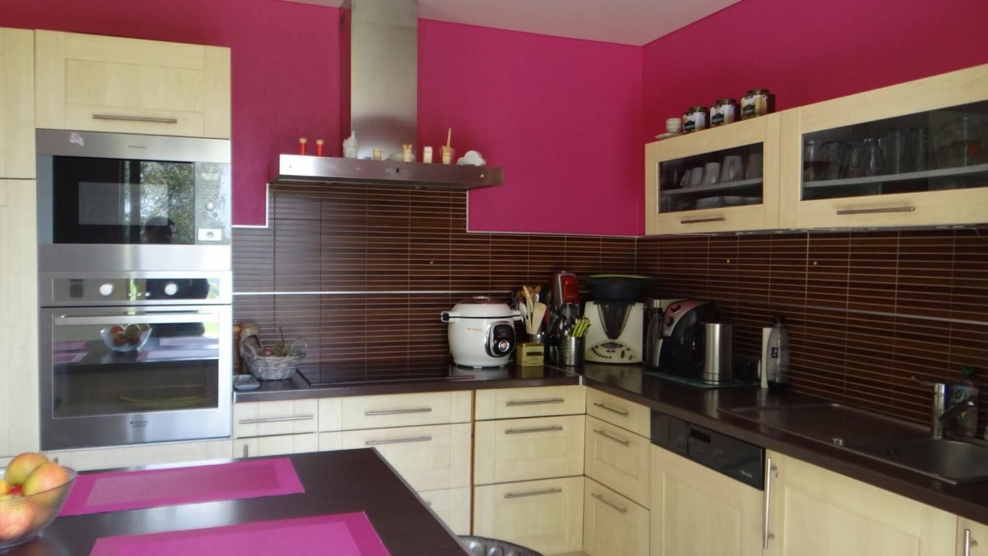 SAINT-CRESPIN-SUR-MOINE Maison St Crespin . 6 P . 4 Ch . Bureau . 95 M² . T 1289 M² . Garage double, lingerie, salle de jeux, bureau 4