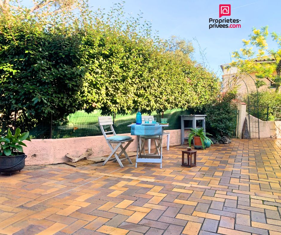 FREJUS Très beau RDJ d'environ 77m² proche de la mer ! 2