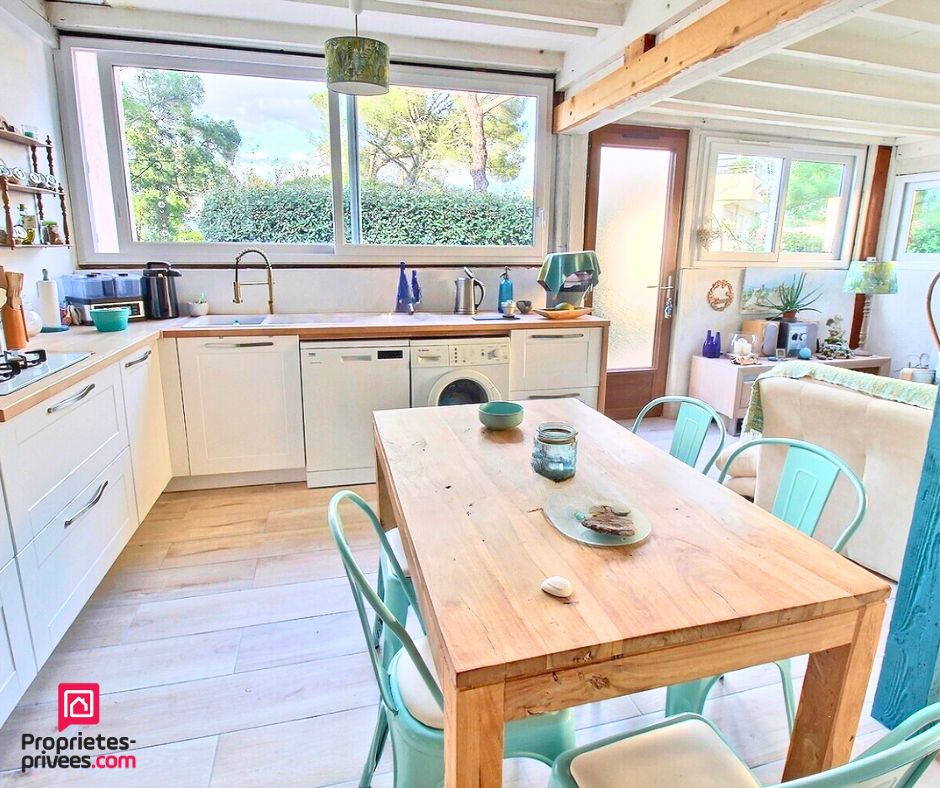 FREJUS Très beau RDJ d'environ 77m² proche de la mer ! 3