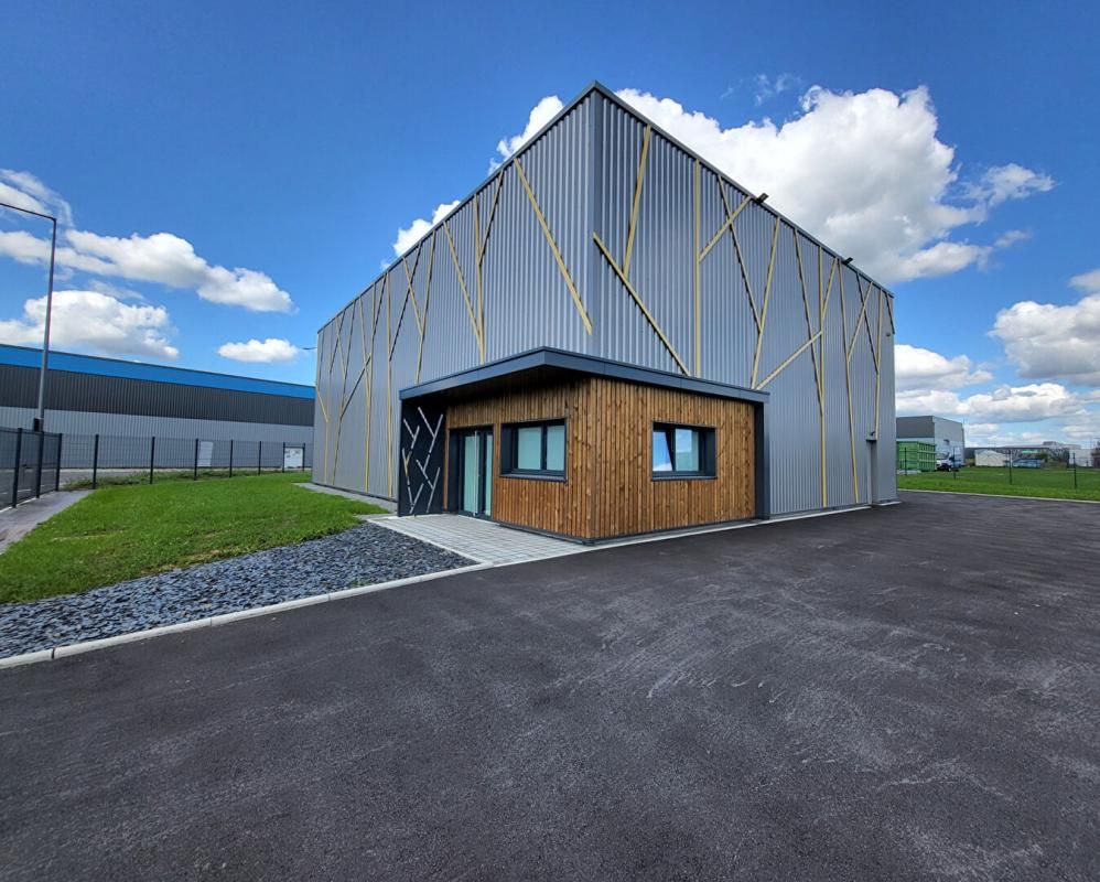 SABLE SUR SARTHE - Entrepôt / local industriel 300 m²
