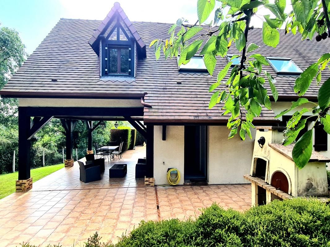 Au calme, agréable propriété de 150 m2 sur sous-sol total - 4 chambres sur un terrain de 1.961 m2 - Prix : 364.000