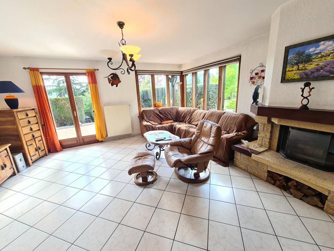 LA CROIX-SAINT-LEUFROY Au calme, agréable propriété de 150 m2 sur sous-sol total - 4 chambres sur un terrain de 1.961 m2 - Prix : 364.000 2