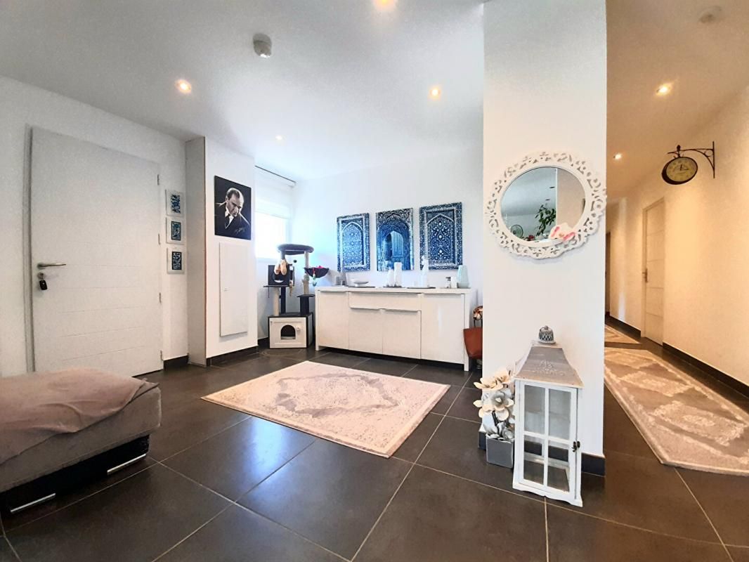 CEYZERIEU Maison 5 pièce(s) 162.04 m2 2