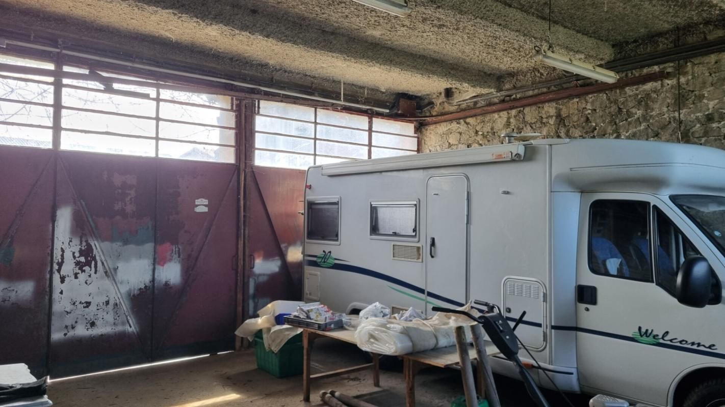 SAINT-REGIS-DU-COIN Saint Régis du coin  42660 immeuble  en pierre sur trois niveaux plus combles 100m² de garage possibilité 4 appartements plus combles sur 2100 de terrain en partie constructible 3