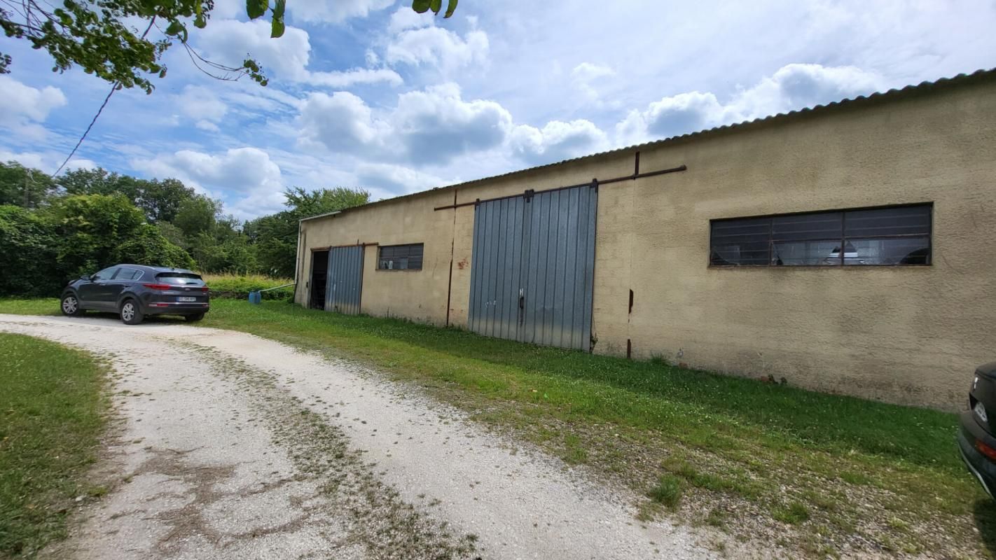 Mussidan Proche centre ville hangar de 345 m² environ sur parcelle de 883 m²