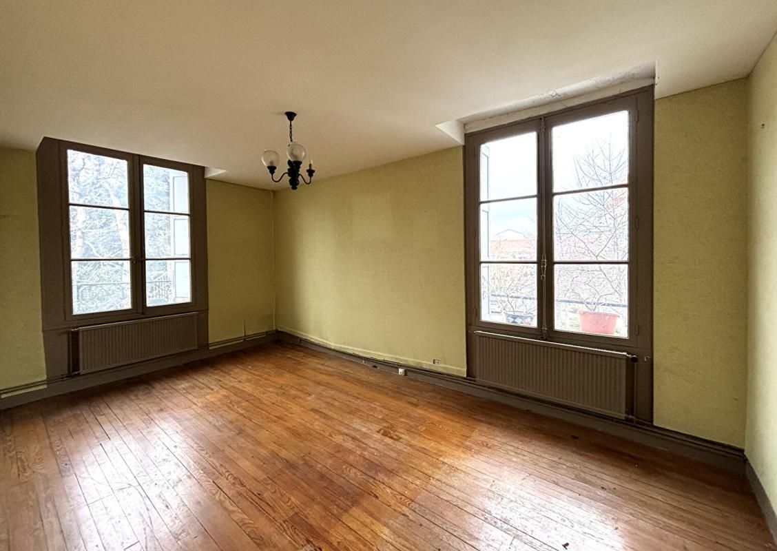 SAINT-ETIENNE St ETIENNE 42000 cité du Design. Appartement à rénover au 1er étage d'un immeuble en pierre. 76m² habitables Carrez 2 chambres 2