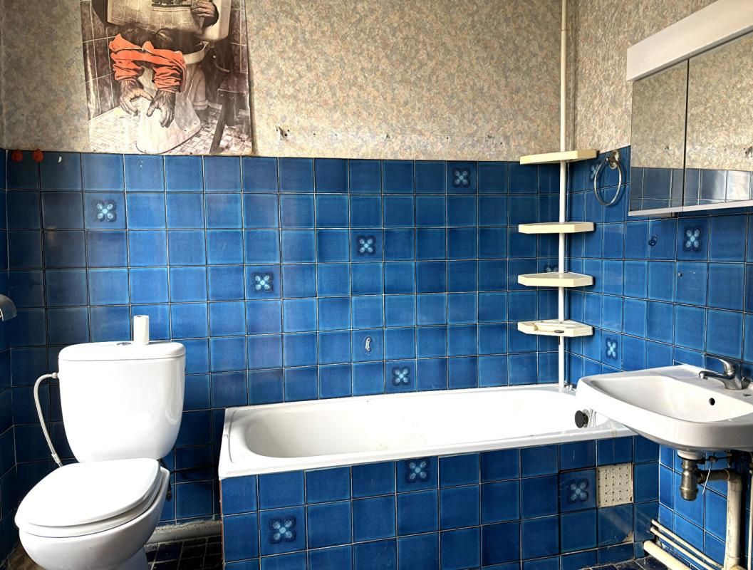 SAINT-ETIENNE St ETIENNE 42000 cité du Design. Appartement à rénover au 1er étage d'un immeuble en pierre. 76m² habitables Carrez 2 chambres 3