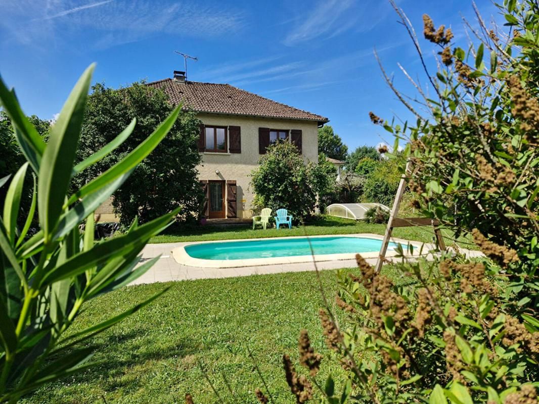 PROCHE MARTEL et SAINT CERE dans le LOT (46)- Maison 6 pièce(s) 140 m2 avec piscine sur terrain de 950m² - 233980 euros