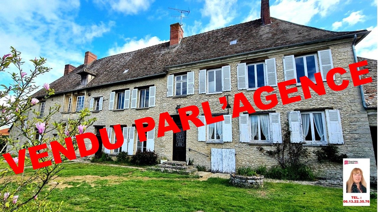 VENDU PAR L'AGENCE - Vesly - Belle propriété du 16ème siècle de 434 m2 avec pigeonnier sur 3.400 m2 de terrain plat et arboré -