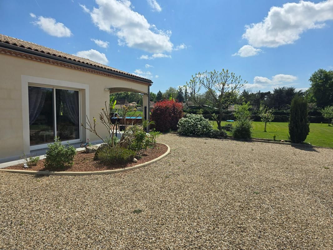 SAINT-MEDARD-DE-MUSSIDAN Maison traditionnelle de plain pied, type 6, sur un terrain plat et clos de 3296 m² 3