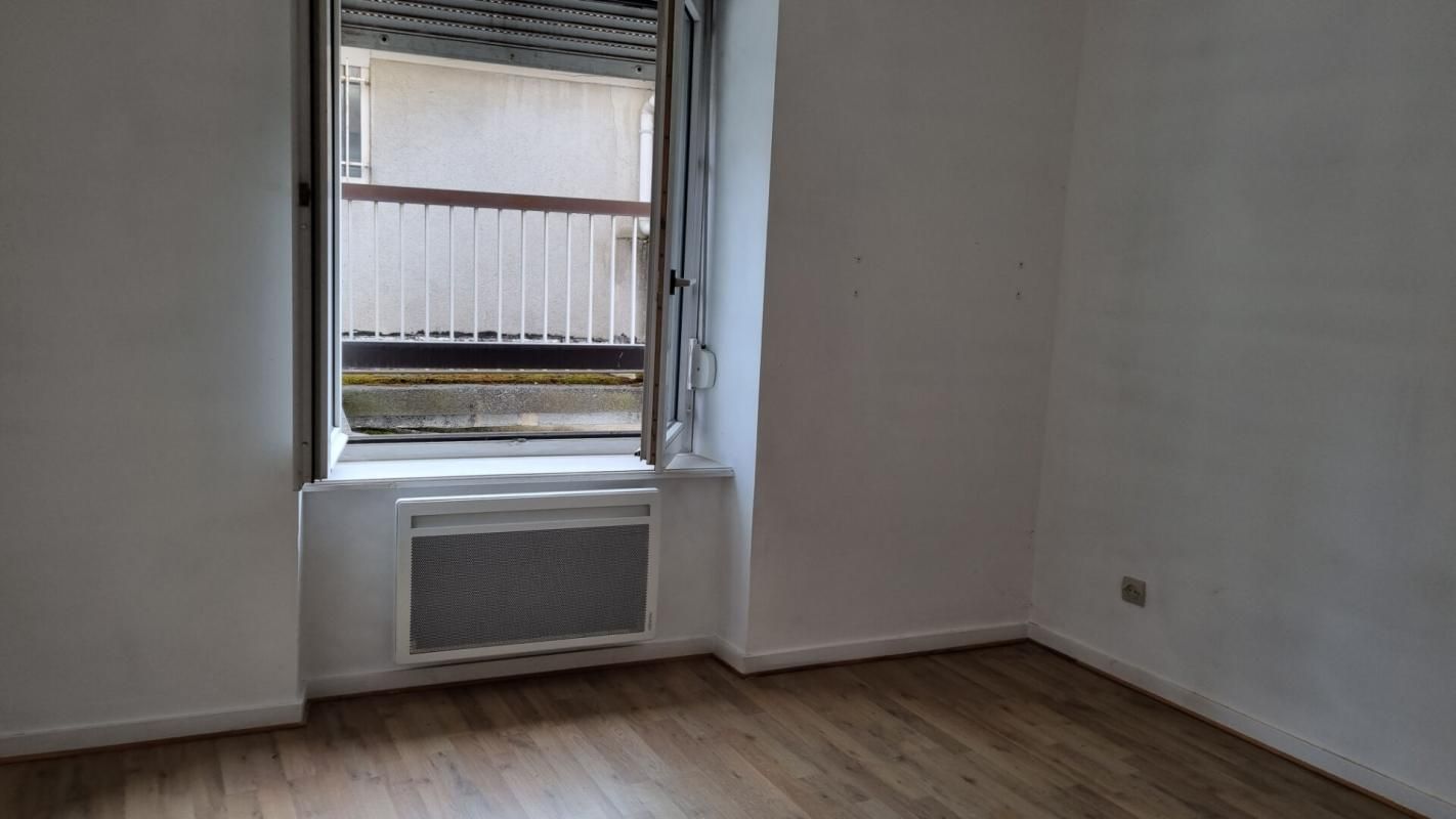 DUNIERES Dunières Centre 43220 immeuble pas de porte, trois appartements 3