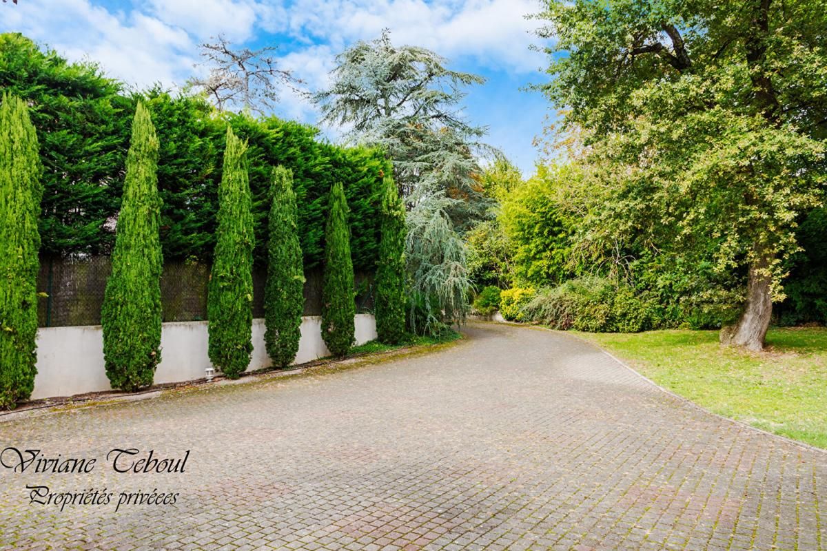 Maison Ecully 7 pièce(s) 394.91 m2 .5 chambres .terrain 1890m2.piscine.jardin