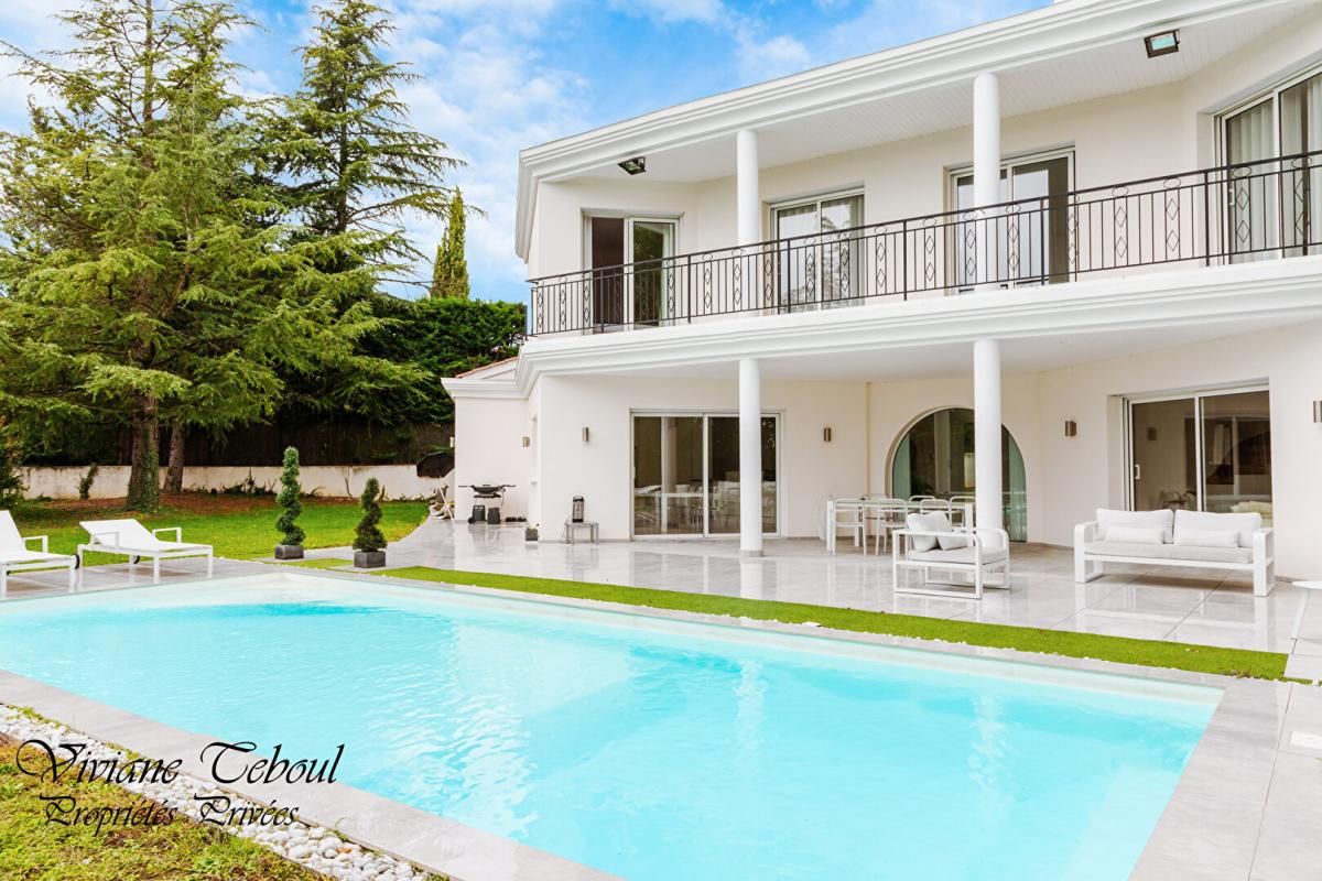 ECULLY Maison Ecully 7 pièce(s) 394.91 m2 .5 chambres .terrain 1890m2.piscine.jardin 4