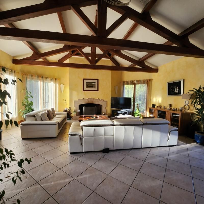VOUNEUIL-SOUS-BIARD Maison POUZIOUX LA JARRIE 7 pièce(s) 234 m2 4