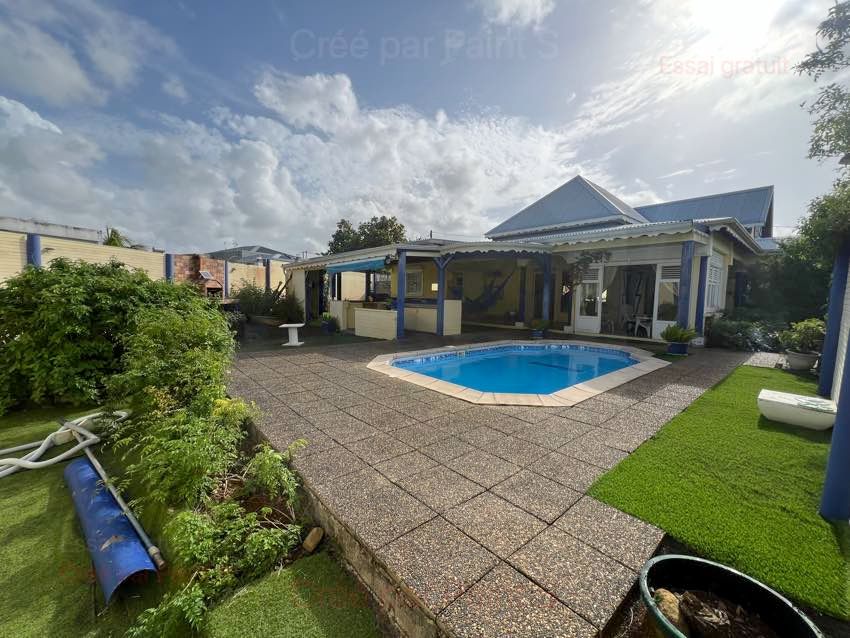 BAIE-MAHAULT Maison Baie Mahault 6 pièce(s) 200 m2 1