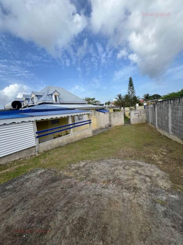 BAIE-MAHAULT Maison Baie Mahault 6 pièce(s) 200 m2 3
