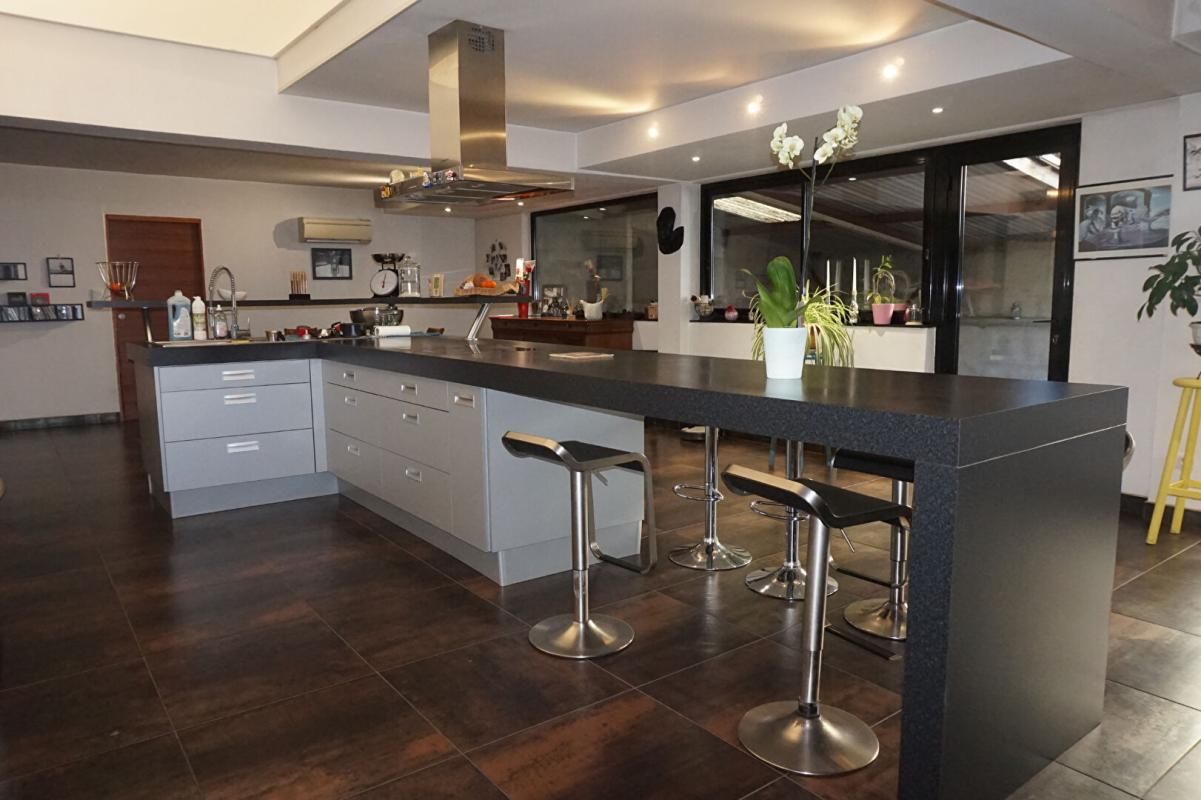 LE CHAMBON-FEUGEROLLES Le Chambon Feugerolles 42500 Loft d'exception, volumes spectaculaires, terrasse 70m², potentiel rare ! 2