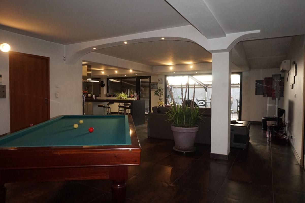 LE CHAMBON-FEUGEROLLES Le Chambon Feugerolles 42500 Loft d'exception, volumes spectaculaires, terrasse 70m², potentiel rare ! 3