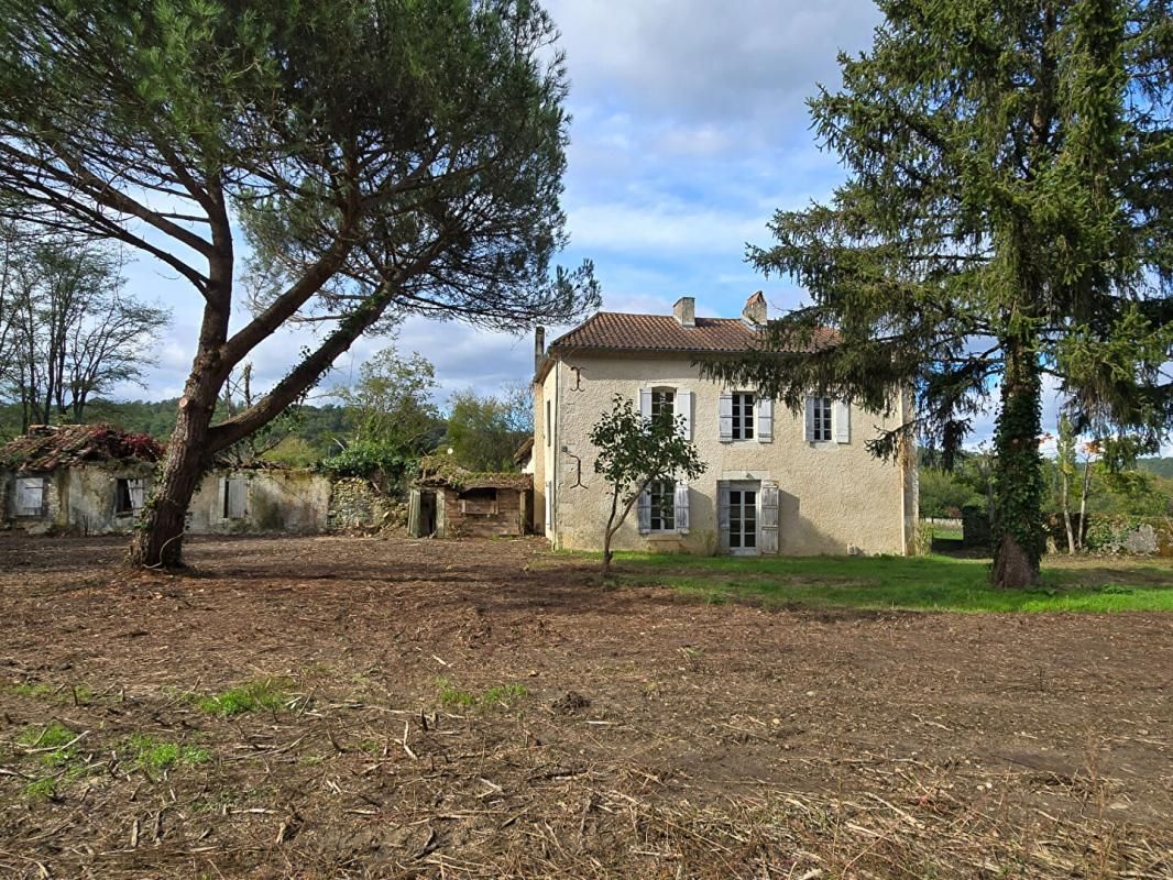 ANTONNE-ET-TRIGONANT Maison en pierre de type 4, grange attenante, sur un terrain de 1631 m² 1