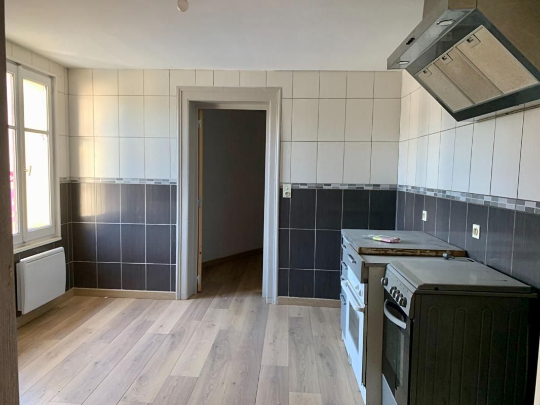 GRANDVILLARS Vaste Triplex à rénover entièrement ! 3