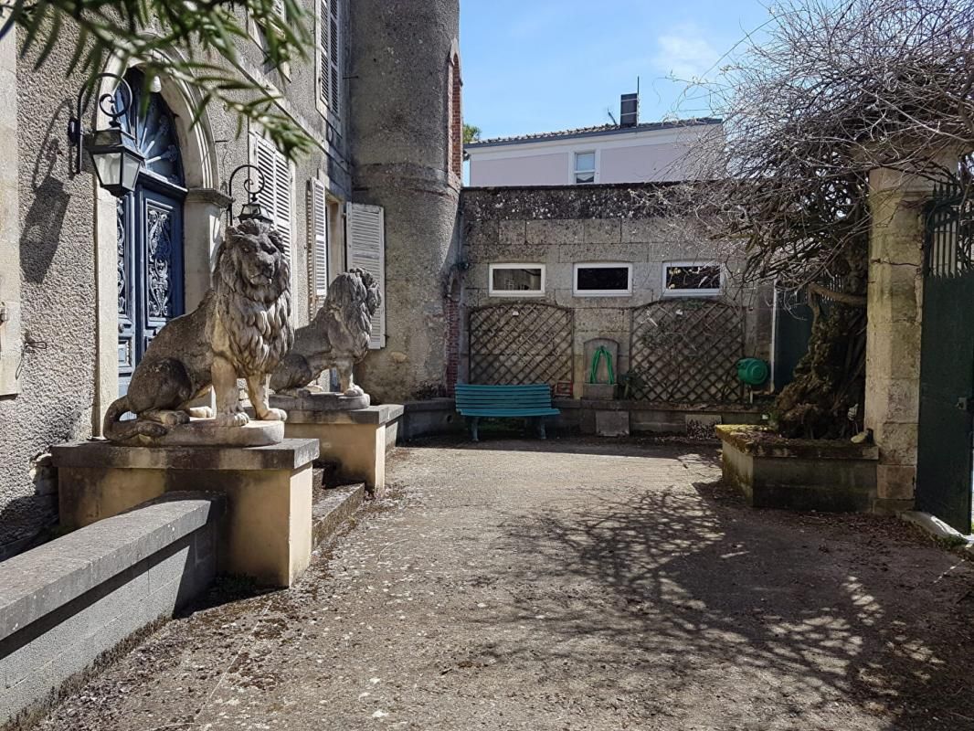 COULONGES-SUR-L'AUTIZE Maison de maître et ses dépendances en centre ville 2