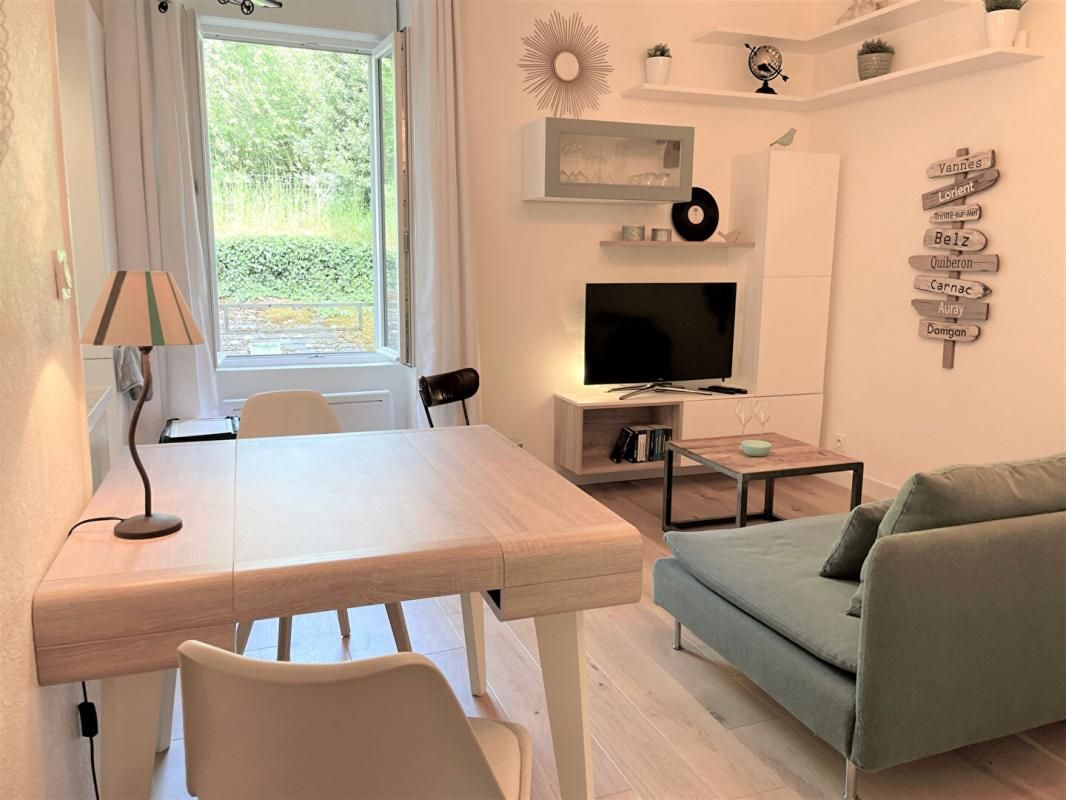 Charmant appartement de 31 M2, jardin et cave. Emplacement premium à deux pas du Port de Vannes et de l'hypercentre. Vendu entièrement meublé, avec locataire en place. VANNES CENTRE