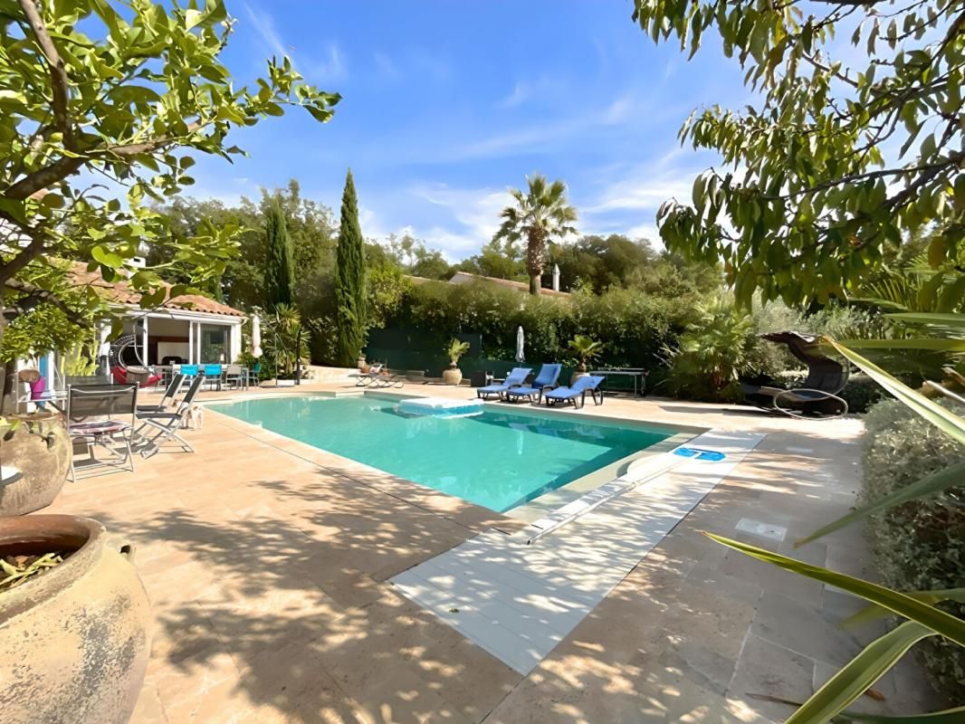MAGNIFIQUE VILLA FAMILIALE AVEC PISCINE EN PROVENCE