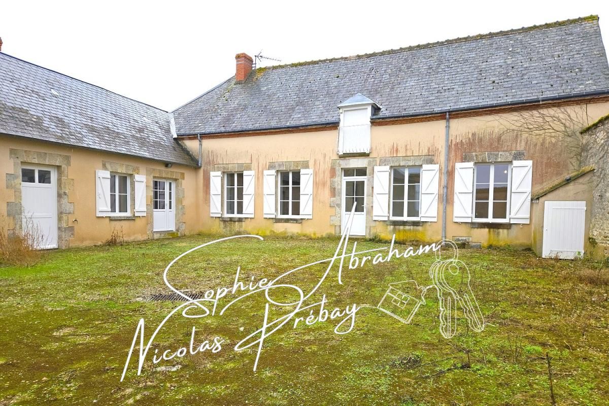 Maison de plain-pied avec cour et jardin