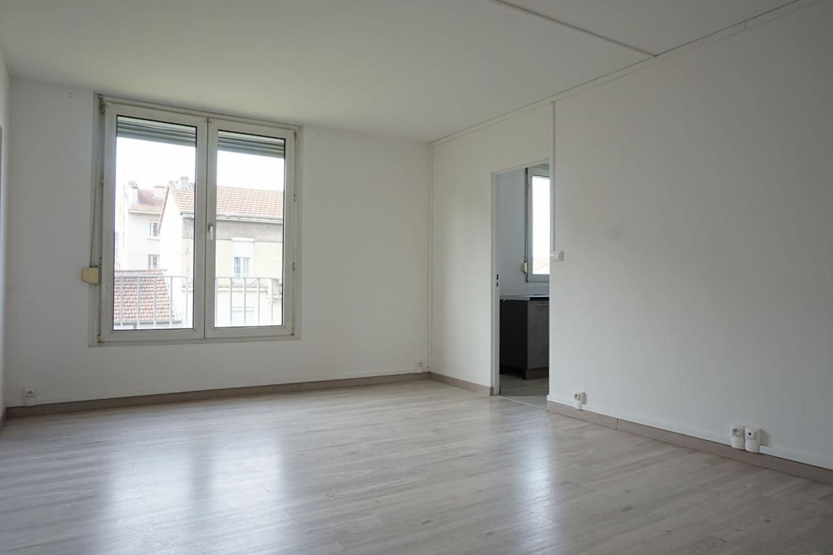 Firminy 42700 hyper centre Appartement traversant 67 m² 2 chambres