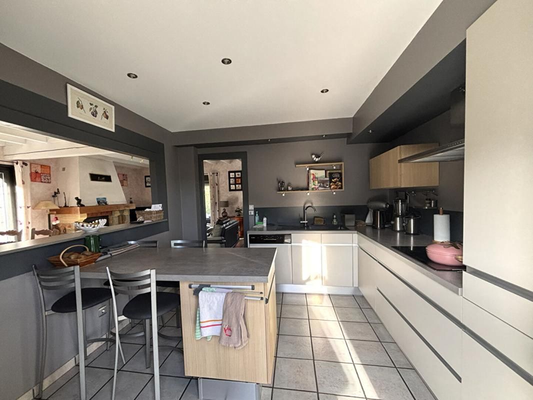 SAINT-ETIENNE St ETIENNE 42100 proche IUT, Villa sur sous-sol 130m² habitables 3 chambres grand garage sur 851m² de terrain 3