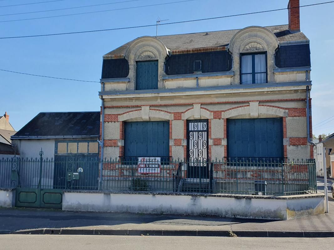 CHATEAUROUX Maison de ville indépendante 9 pièces  garage et jardin 2