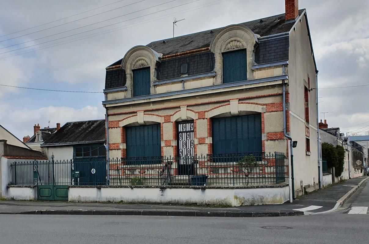 CHATEAUROUX Maison de ville indépendante 9 pièces  garage et jardin 3