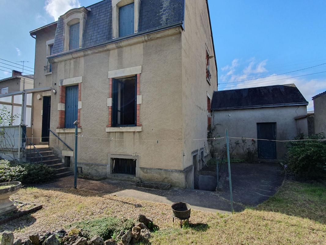 CHATEAUROUX Maison de ville indépendante 9 pièces  garage et jardin 4