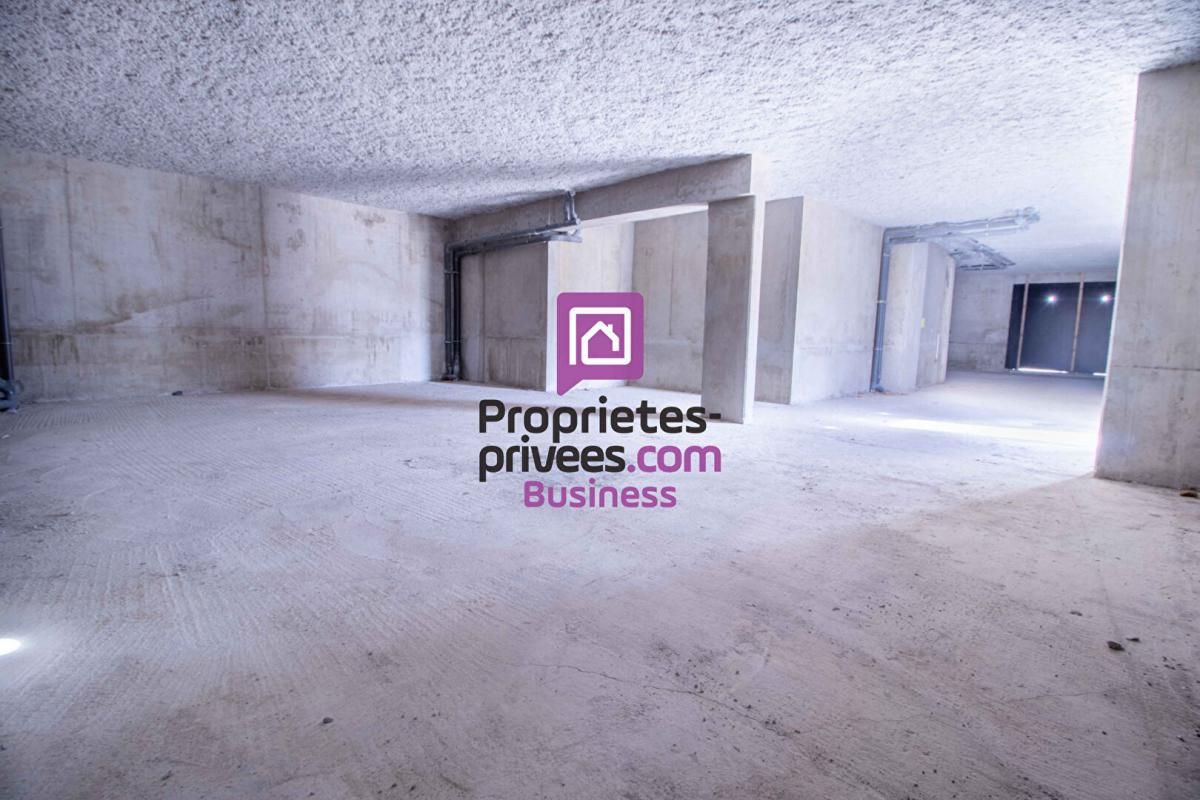 MONTEUX 84170 MONTEUX - MURS COMMERCIAUX 220 m² - 645 000 Euros - 3